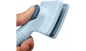 Brosse carde auto-nettoyante bleue clair pour chat, avec picots doux et bouton pratique pour un toilettage sûr et confortable.